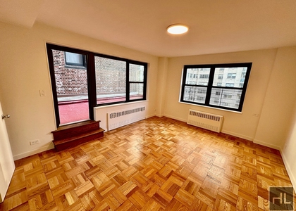 East 55 Street - Photo 1