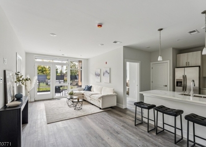 140 W Webster Ave - Photo 1