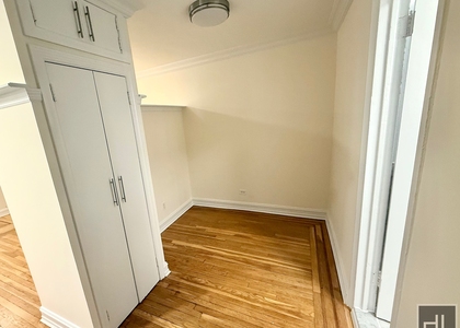 East 51 Street - Photo 1