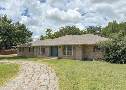 511 W Walnut Street - Photo 1
