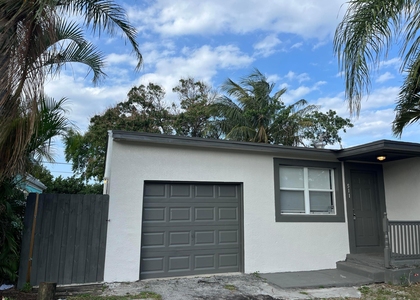 511 W Palm Street - Photo 1