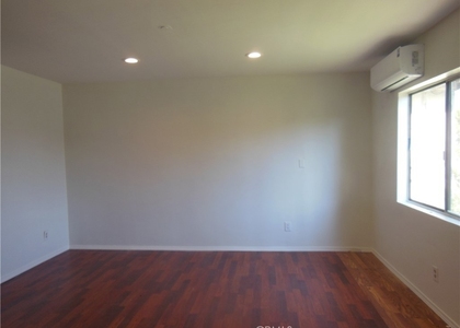 439 1/2 W Walnut - Photo 1