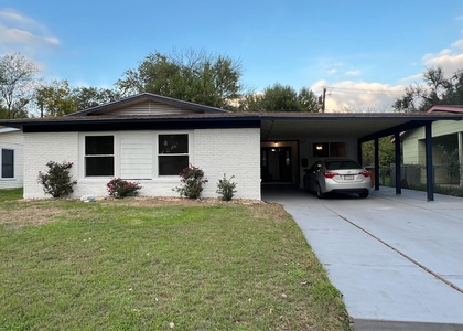 1318 Broadmoor Dr - Photo 1