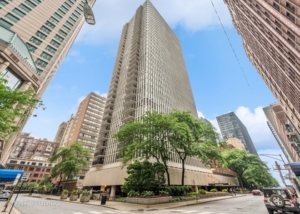 200 E Delaware Place - Photo 1