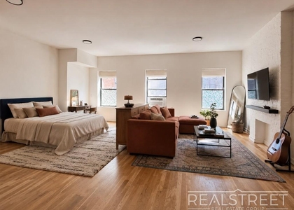 916 Broadway - Photo 1