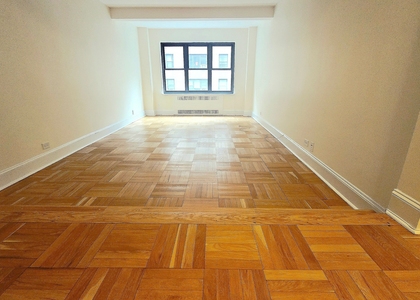 East 56 Street - Photo 1