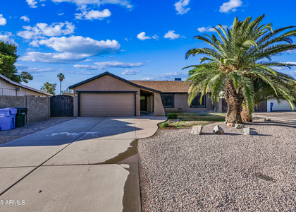 2914 E Michelle Drive - Photo 1