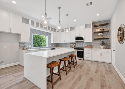 1122 W 16th Street - Photo 1