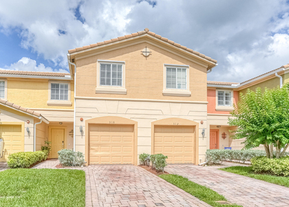 316 Se Bloxham Way - Photo 1