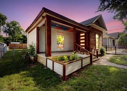 712 W 8th Street - Photo 1