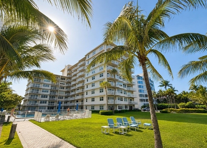 1069 Hillsboro Mile - Photo 1