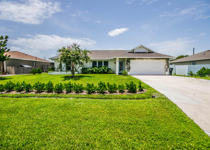 272 Sw Fairchild Avenue - Photo 1