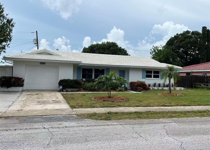 11093 54th Avenue N - Photo 1