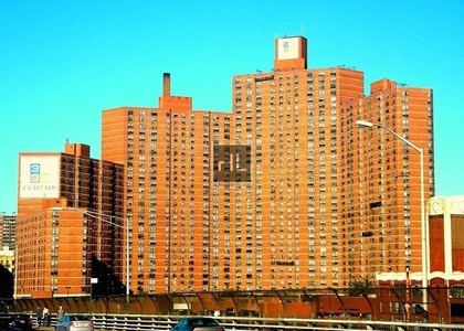 Broadway - Photo 1