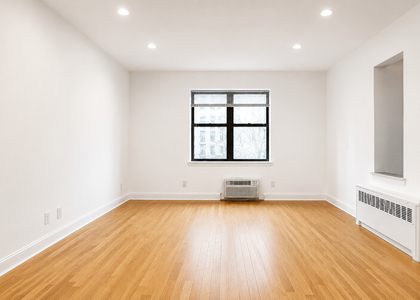 East 10th Street - Photo 1