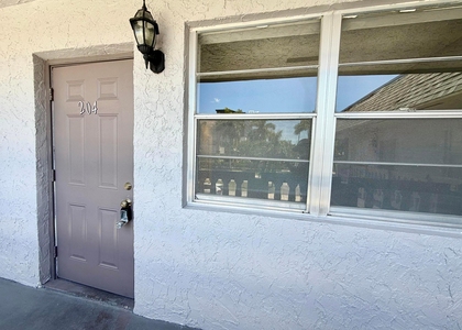 615 Ne 10th Street - Photo 1