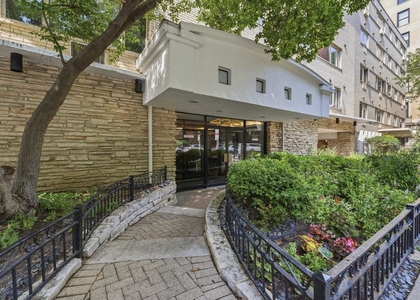 426 W Barry Avenue - Photo 1