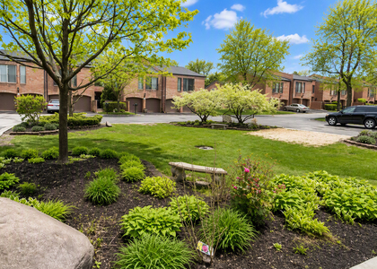 2s727 Williamsburg Court - Photo 1