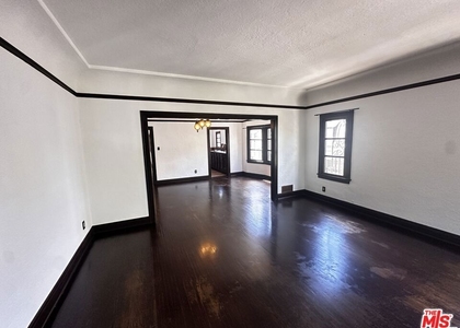 156 N Kenmore Avenue - Photo 1