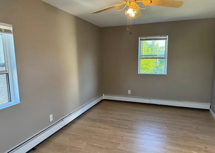 152 Throop Street - Photo 1