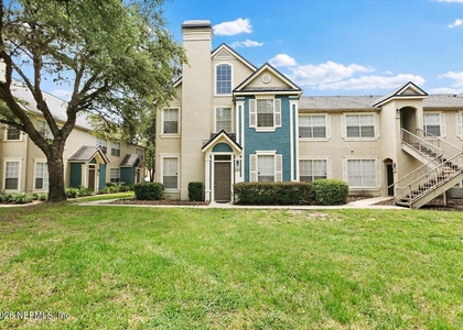 13703 Richmond Park Drive N - Photo 1