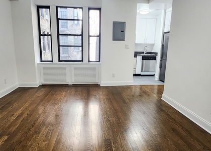 East 46 Street - Photo 1