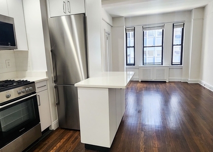 East 46 Street - Photo 1