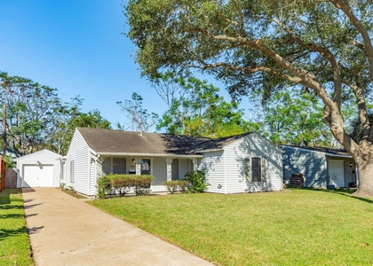 114 Tarpon Avenue - Photo 1