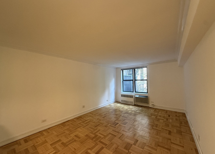 305 West 13th Street - Photo 1
