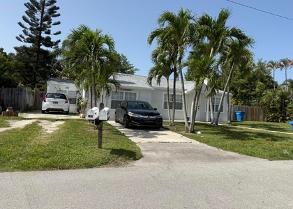 407 W Palm Street - Photo 1