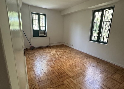 Metropolitan Avenue - Photo 1