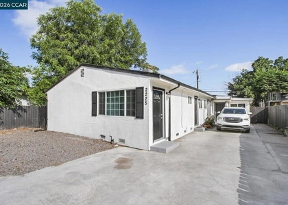 2225 E Myrtle St - Photo 1