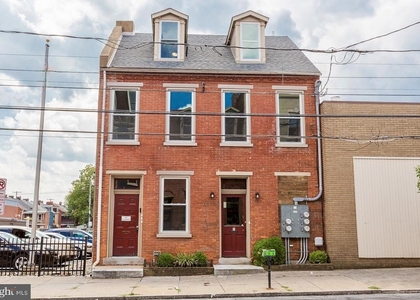 218 W King Street - Photo 1