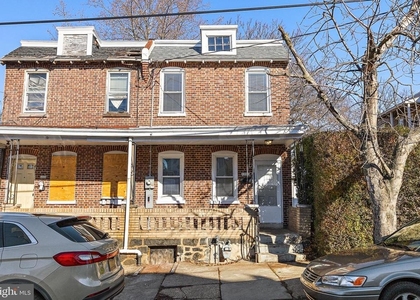 1715 W 8th Street - Photo 1