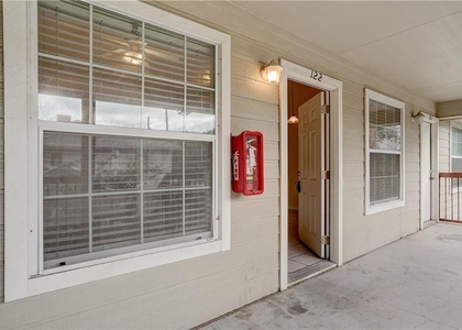 412 Burleson St - Photo 1