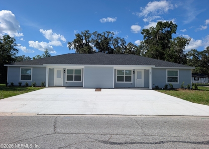 821 Ne 10th Street - Photo 1