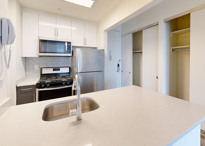 10 Hanover Square - Photo 1