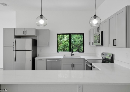 603 Hawthorne Avenue S - Photo 1
