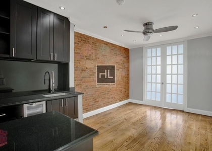 West 52 Street - Photo 1