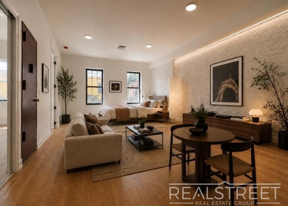 916 Broadway - Photo 1