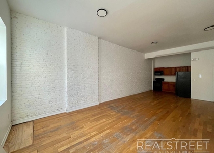 916 Broadway - Photo 1