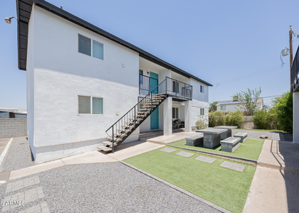715 N 12th Avenue - Photo 1