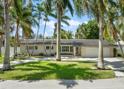 2740 Ne 25th Place - Photo 1