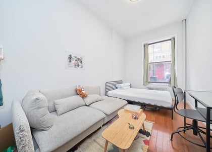 331 W 43rd Street - Photo 1