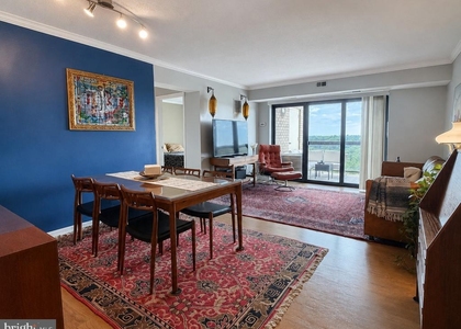 307 Yoakum Parkway - Photo 1