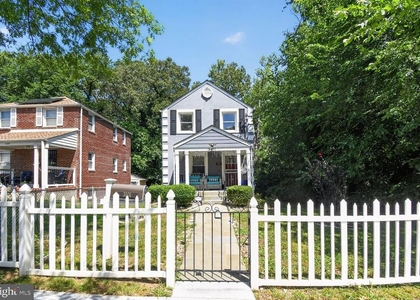 3101 Chestnut Street Ne - Photo 1