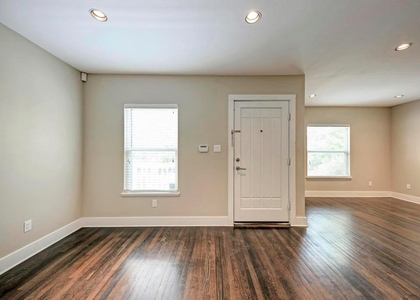 1014 E 14th St - Photo 1