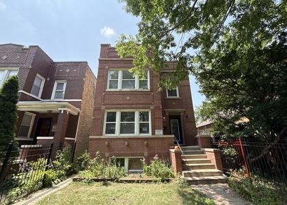 2552 N Austin Avenue - Photo 1