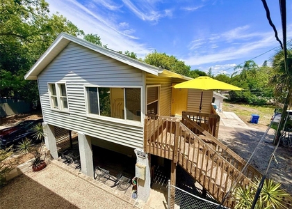 1135 Highland Street N - Photo 1