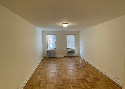 East 46 Street - Photo 1